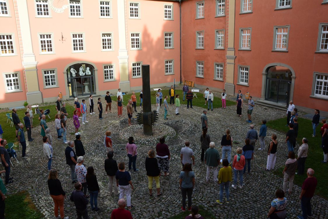 Warming-Up im Innenhof des Droste-Hülshoff-Gymnasiums